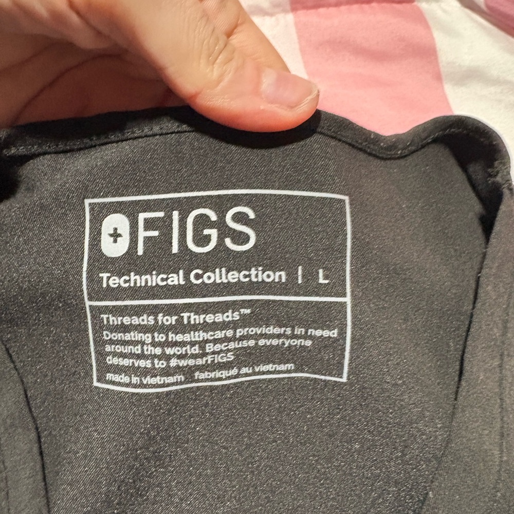 FIGS Casma Three-Pocket Scrub Top - Picture 3 of 3